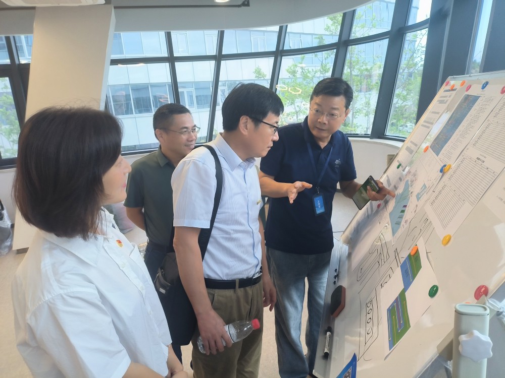 黨員在亞帆中心了解新聞中心運(yùn)作流程.jpg