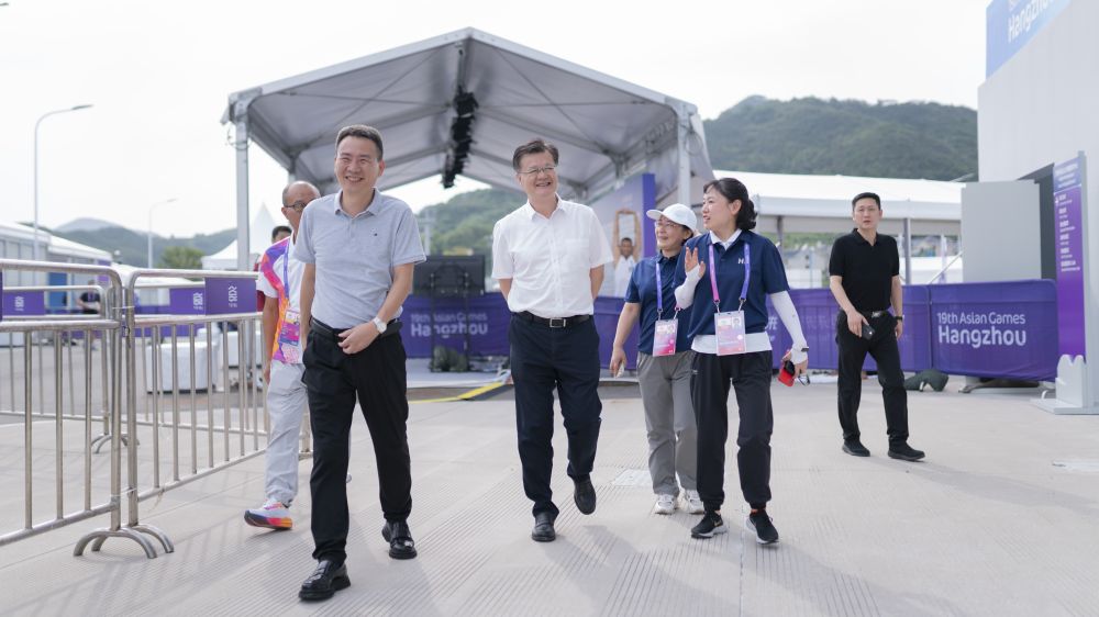 集團領導慰問一線亞運工作人員.jpg