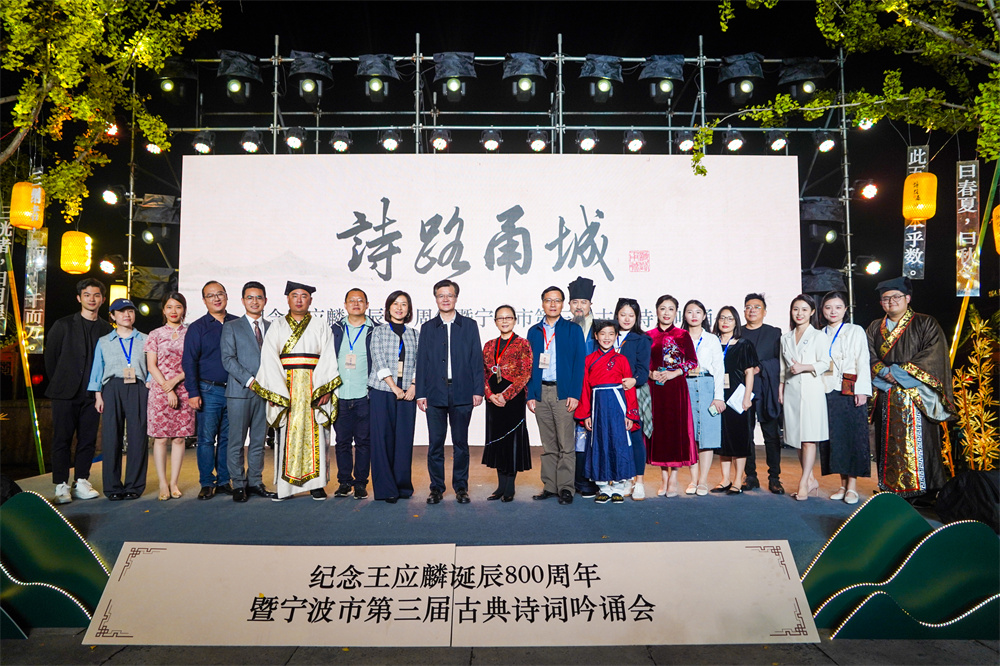 李總和工作人員合影.jpg
