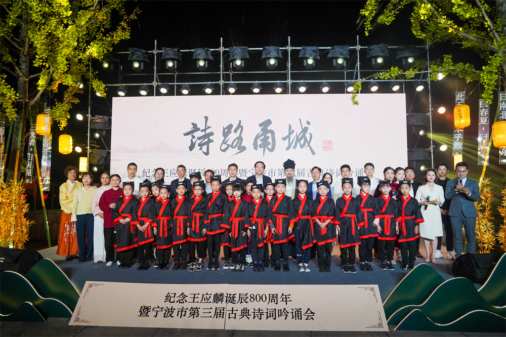 領(lǐng)導(dǎo)和演職人員合影.jpg