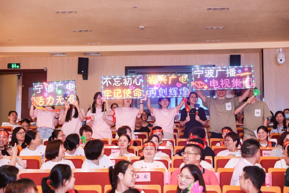 寧波市文衛(wèi)系統(tǒng)黨的二十大知識競賽擂臺賽現場.jpg