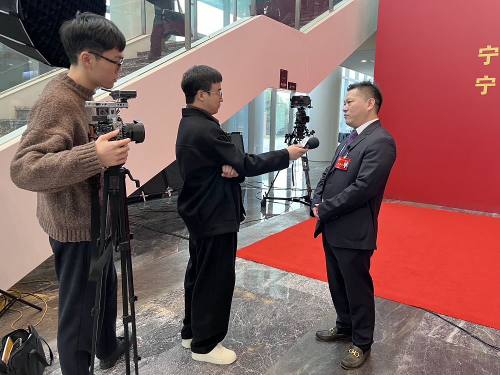 記者現(xiàn)場采訪.jpg