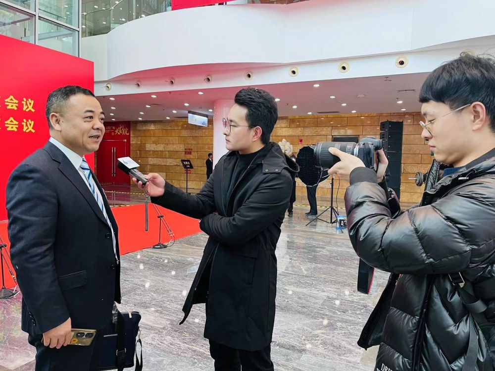 廣播記者蔣博、林晨雨采訪政協(xié)委員.jpg