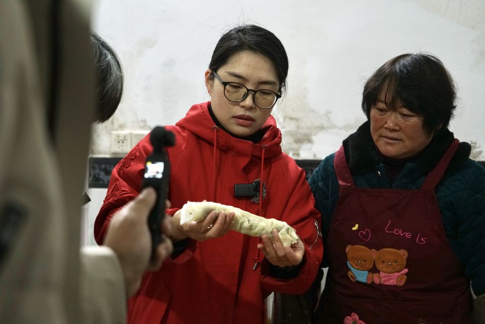 寧海探尋傳統(tǒng)美食麥焦筒.jpg