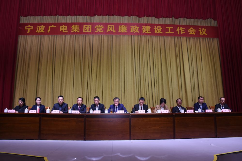 主席臺照.jpg