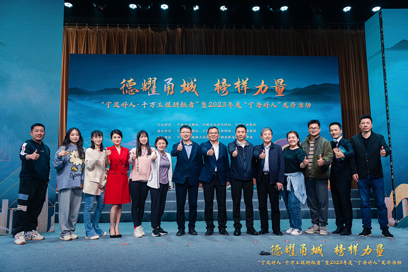 工作人員與領導合影留戀.JPG