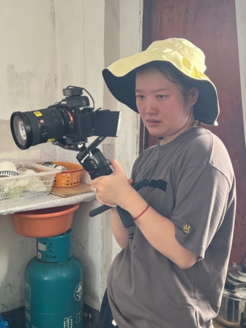 電視新聞中心記者王佩璐在采訪中.jpg