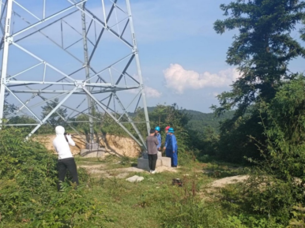 電視民生中心“微光”團(tuán)隊跟拍電力工人1.jpg