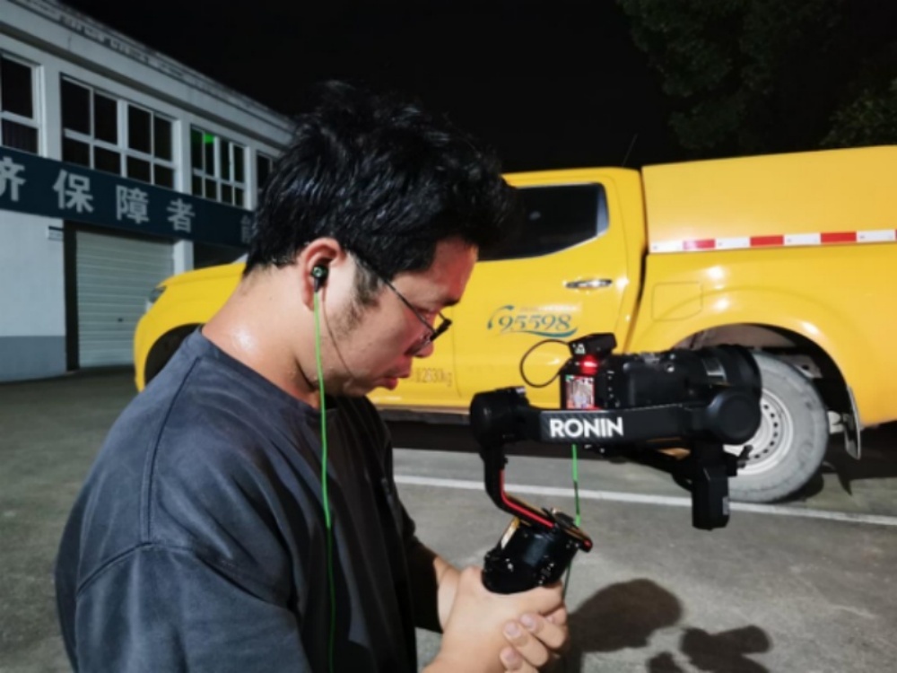 電視民生中心“微光”團(tuán)隊跟拍電力工人.jpg
