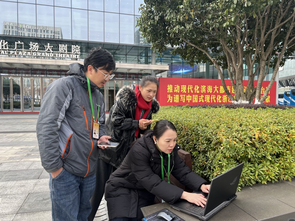 民生中心記者在會(huì)場外緊張工作.jpg