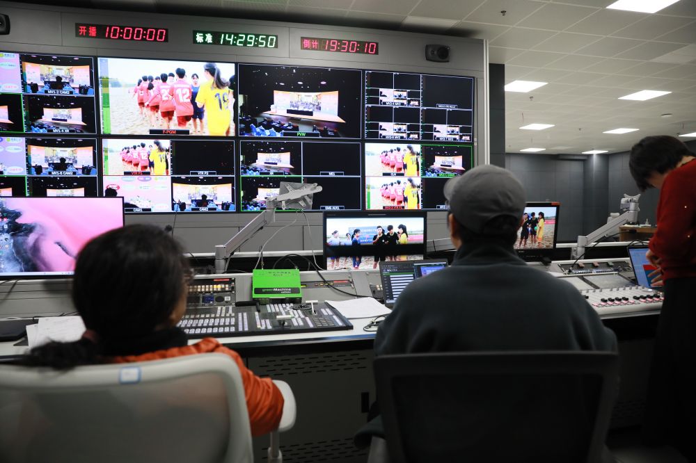 我團隊在XR演播室導播室工作中.jpg